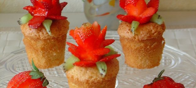 Кексы с клубникой и ганешем из белого шоколада