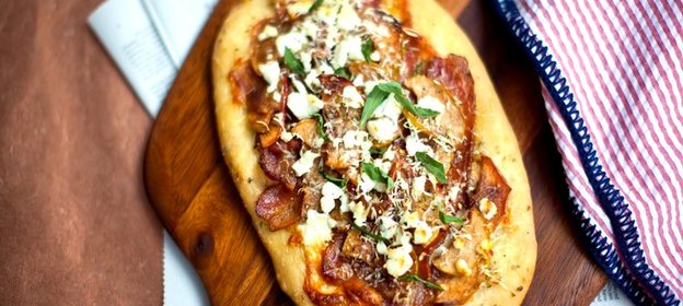 Пицца с яблоками и сыром