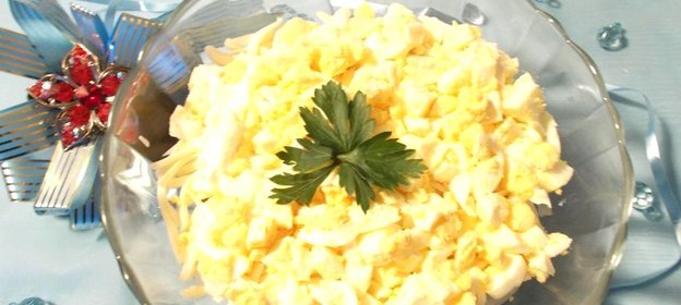 Салат слоёный с консервированной сайрой