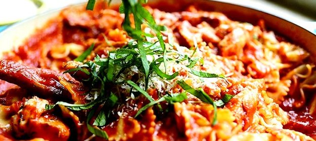 Паста с курицей и томатами