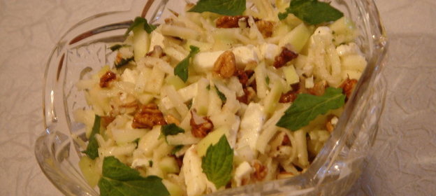 Салат из кольраби с яблоком и грецкими орехами