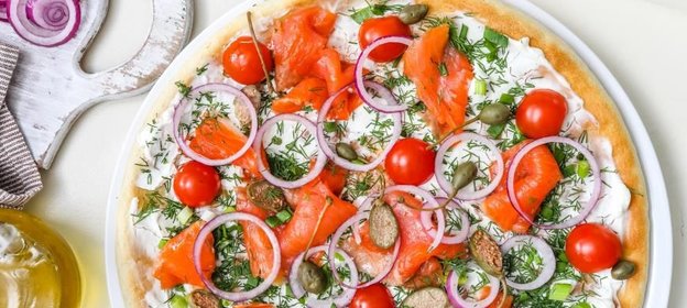 Скандинавская пицца с лососем