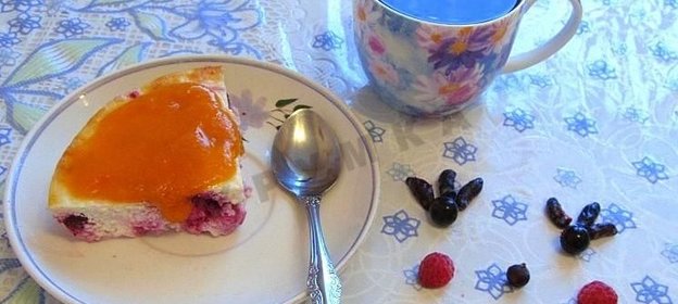 Творожная запеканка с ягодами под абрикосовым соусом