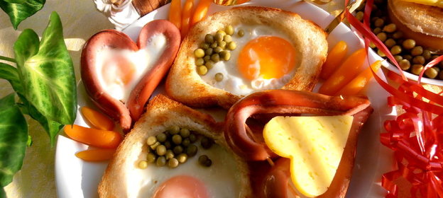 Глазунья в хлебе и в сосисках