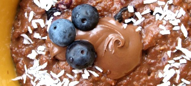 Овсяная каша с шоколадом, голубикой и кокосовой стружкой