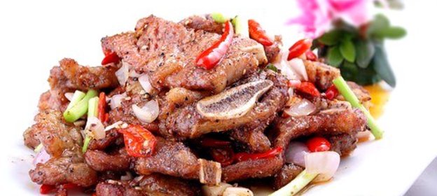 Итальянский салат с маринованной говядиной, красным луком и пармезаном