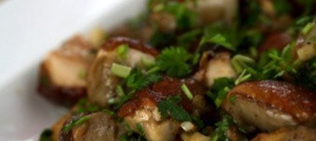 Салат из свежих грибов и петрушки