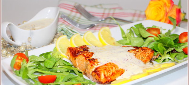 Горячее филе лосося с холодным сливочно-горчичным соусом