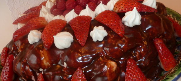 Торт Воздушный с шоколадной прослойкой и клубничным суфле