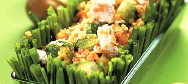 Теплый салат с чечевицей, брюссельской капустой и куриной грудкой
