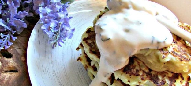 Кабачковые оладьи с козьим сыром и йогуртовым соусом