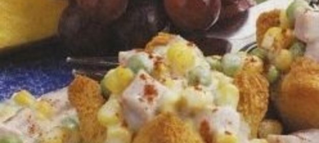 Тарталетки из хлеба с кукурузой, ветчиной и зеленым горошком