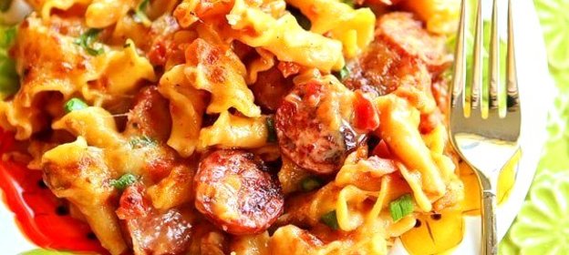 Паста с пряными колбасками