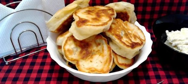 Пышные оладьи с изюмом на кефире