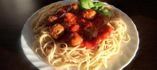 Спагетти с фрикадельками и листовой свеклой