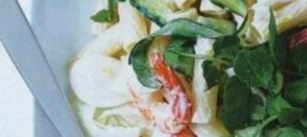 Макароны с креветками, фенхелем, огурцом и кресс-салатом