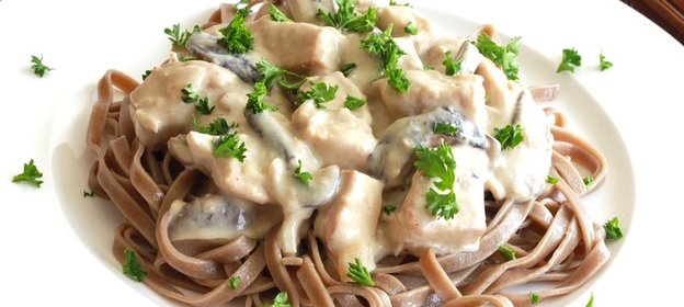Паста тальятелле с соусом из курицы и грибов