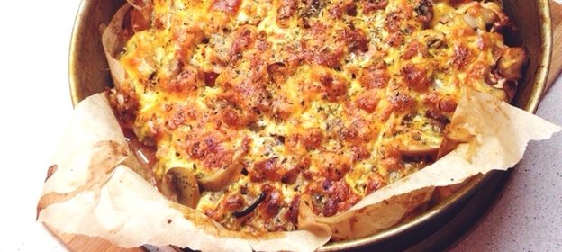 «Пицца» на тесте из куриного филе с помидорами и консервированными грибами