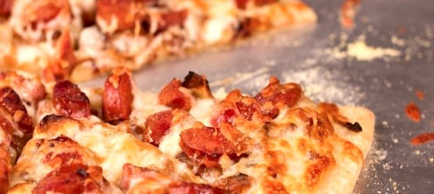 Пицца с сосисками и помидорами