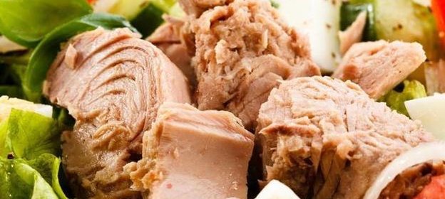 Средиземноморский салат с тунцом