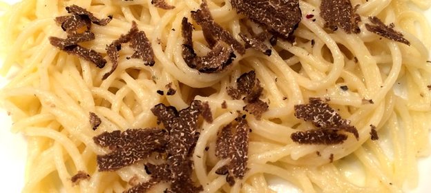 Спагетти с черным трюфелем и пекорино
