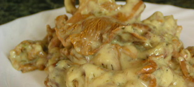 Салат из консервированной морской капусты с овощами в томатном соусе, рисом и луком