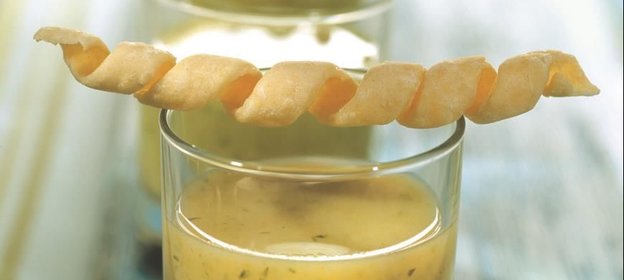 Холодный вишисуаз из петрушки с сырными палочками