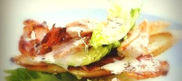 Салат Цезарь с ветчиной