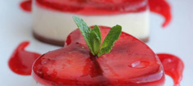 Десерт паннакотта с клубникой и шоколадом