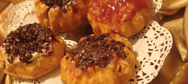яблочные шарлотки с клубничной пропиткой и шоколадом /версия/