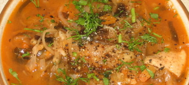 Щи из лососевых голов с морской капустой