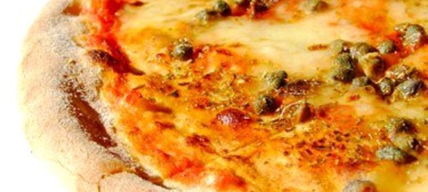 Пицца с домашним сыром и каперсами