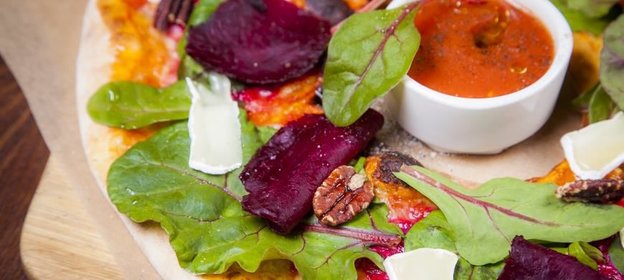 Пицца со свекольной ботвой и сыром бри