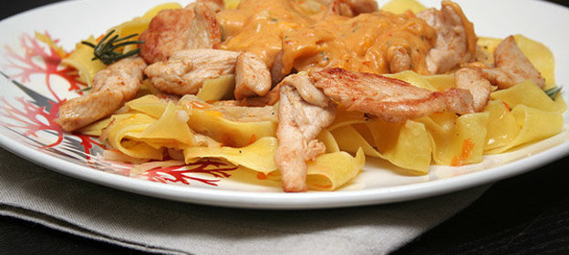 Паста с курицей и сливочным соусом