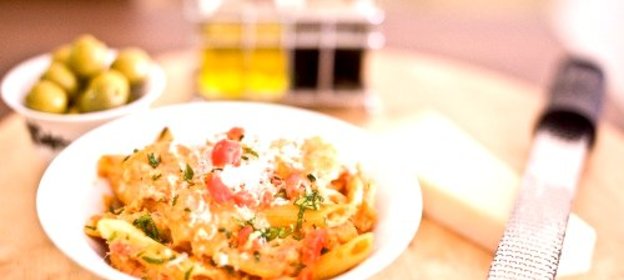 Паста с помидорами и креветками