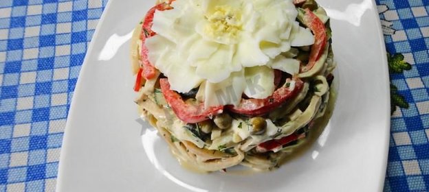 Салат с кальмарами и горошком