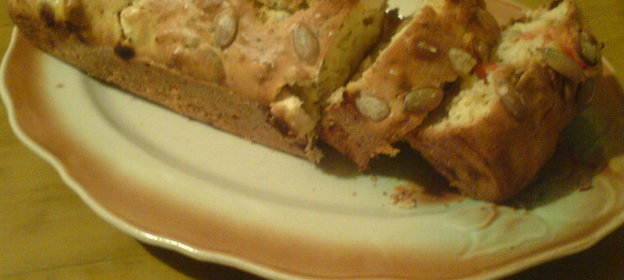 закусочный кекс с помидорами, брынзой и тыквенными семечками