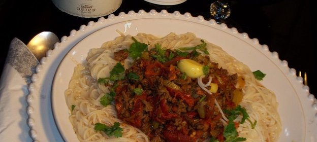 Соус к спагетти из говяжего фарша с вялеными помидорами в вине