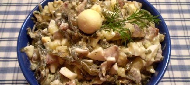 Салат с морской капустой и перепелиными яйцами