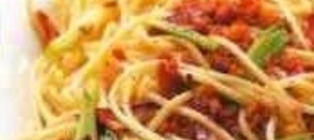 Спагетти с беконом и зеленым луком