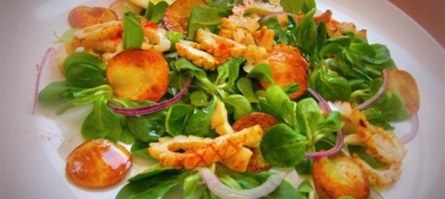 Салат с кальмарами и картофельными чипсами с медово-лимонной заправкой