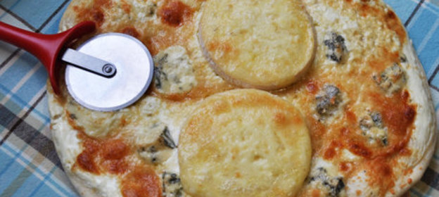 Белая пицца «Три сыра»