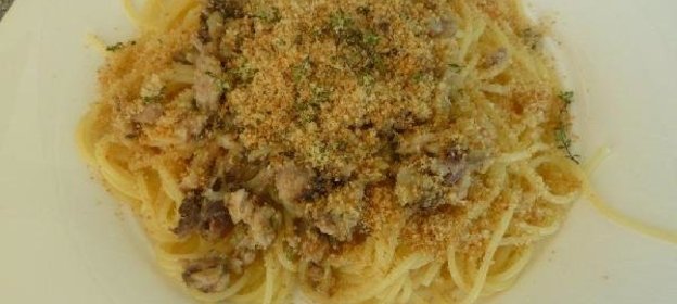 Спагетти с сардинами и сухариками