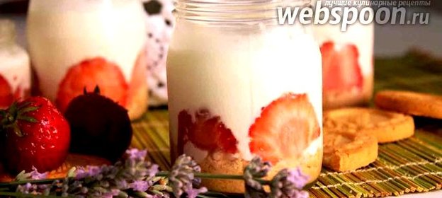 Клубничный десерт с печеньем