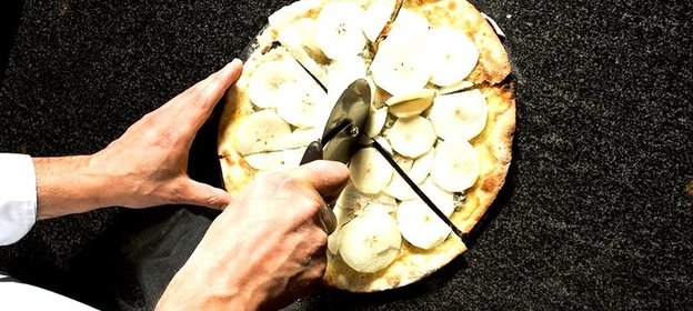 Пицца с голубым сыром и грушей