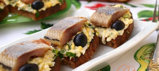 Гренки из ржаного хлеба с сельдью