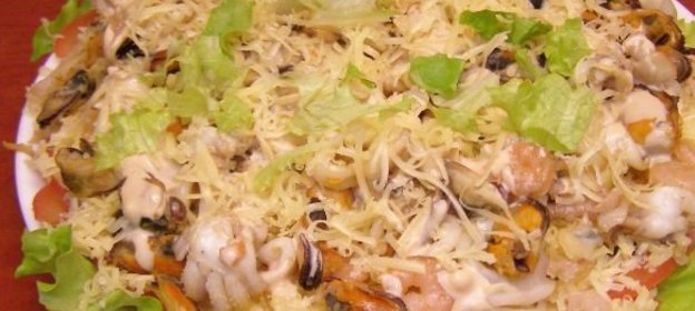 Салат с морским коктейлем
