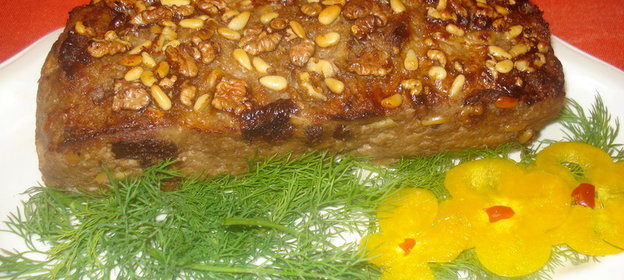 Мясной хлебец с черносливом и орехами