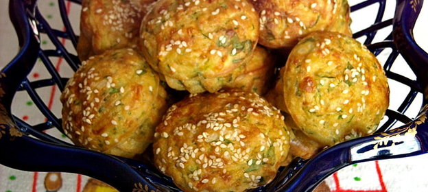 Закусочные кексы из огурцов с сыром, зеленью и кунжутом + оладьи из огурцов