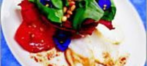 Салат из копченого морского черта с душистой фиалкой